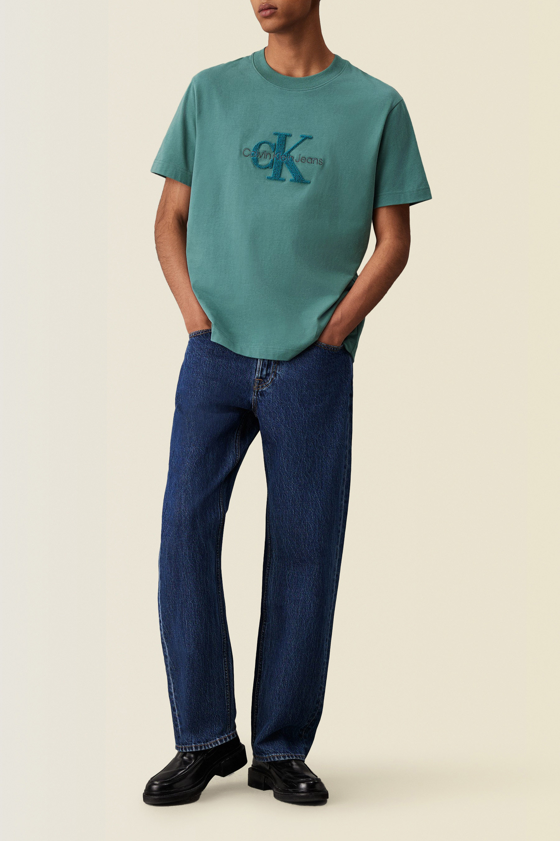 תמונת כל הלוק של חולצת טי CALVIN KLEIN